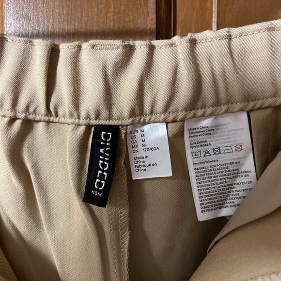 Divided H & M wide leg pleated pants w/ elastic at back of waist size M - Picture 2 of 2
